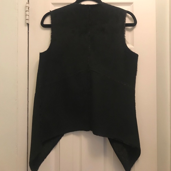 Guess faux suede and fur reversible vest. Black. - Picture 5 of 5